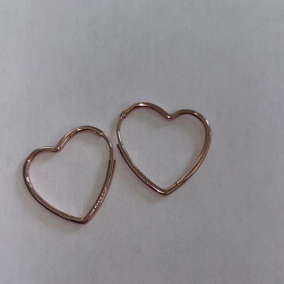 Rose Gold tone Heart shaped Hoop Earrings NWOT BRAND new never worn. Chic! - Picture 3 of 5